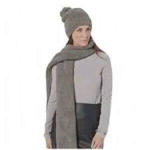 NWT: Barefoot Dreams CozyChic Pom Pom Beanie Scarf Set
